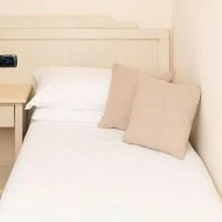 Hotell Yes Touring & 4*